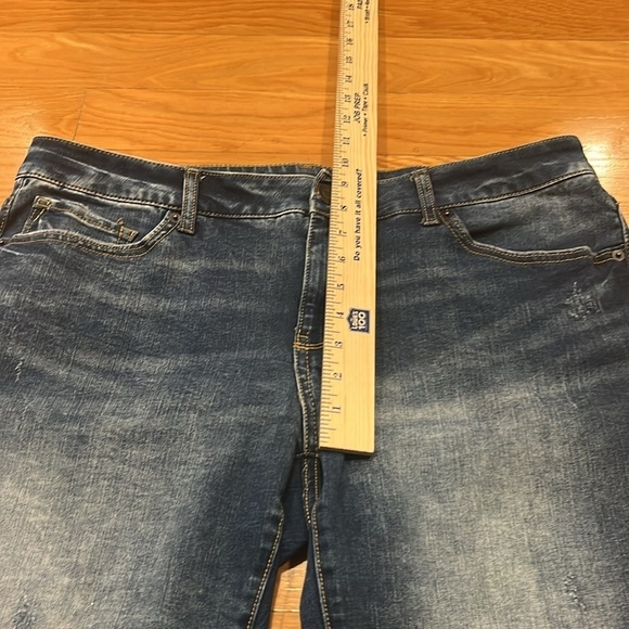 Time and tru women’s jean shorts size 16 . - Picture 9 of 12